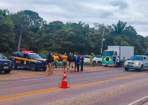 Manifestantes liberam BR-174, mas fazem bloqueio total em pontos da BR-230 no Amazonas