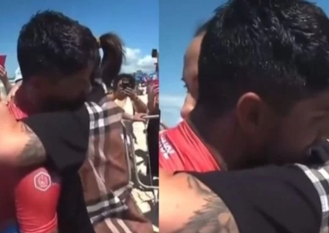 Brigados, Gabriel Medina é surpreendido com abraço da mãe após competição