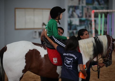 Equoterapia da PM amplia vagas após aquisição de cavalos no Amazonas
