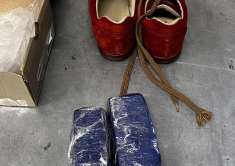 Mulher tenta embarcar em voo com drogas em sapatos e acaba presa em Manaus 