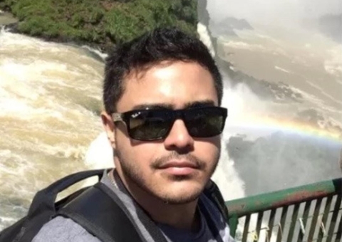 Homem morre após cair de pedra ao tentar tirar selfie enquanto comemorava novo emprego
