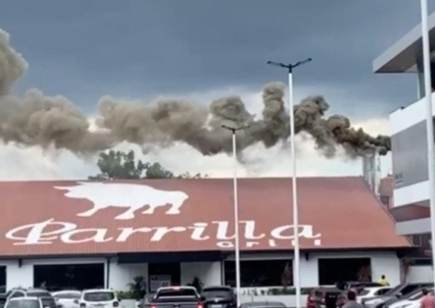 Incêndio no restaurante La Parrilla assusta clientes em Manaus; vídeos