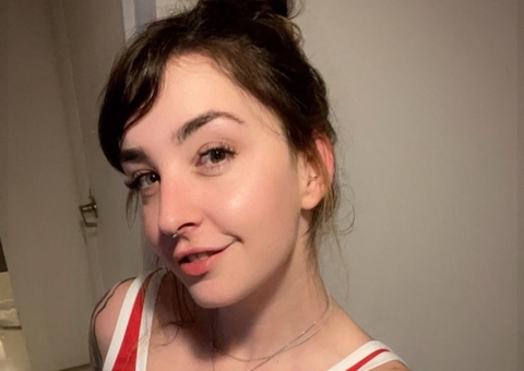 Jovem é detida em aeroporto ao usar plug anal com as cinzas do namorado