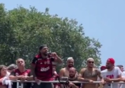 Flamenguistas puxam coro contra Tite e Gabigol provoca: 'já jogo em uma Seleção'