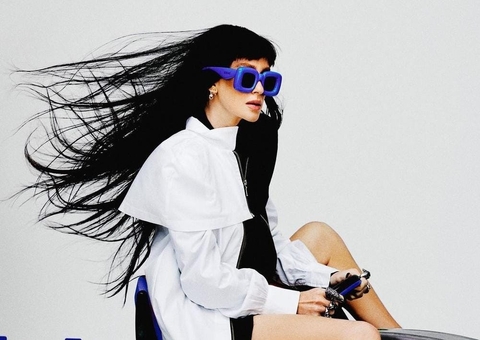 Marina Ruy Barbosa surge morena e de topless em ensaio de revista