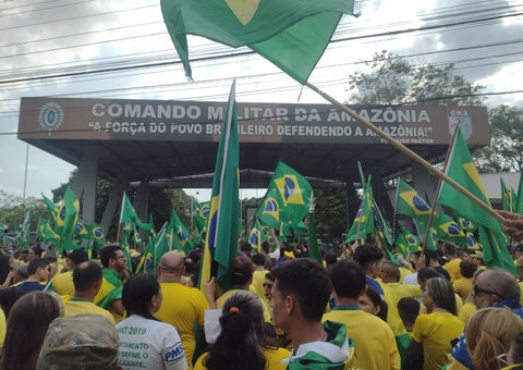 Bolsonaristas fazem manifestação em frente ao CMA e trânsito fica lento em Manaus