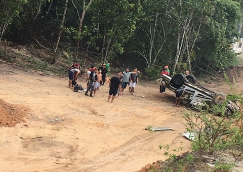 Policiais foram arremessados de viatura da Rocam que capotou em Manaus 