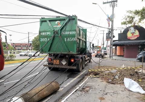 Caminhão arranca poste e destrói rede elétrica em acidente na Av. Efigênio Sales em Manaus