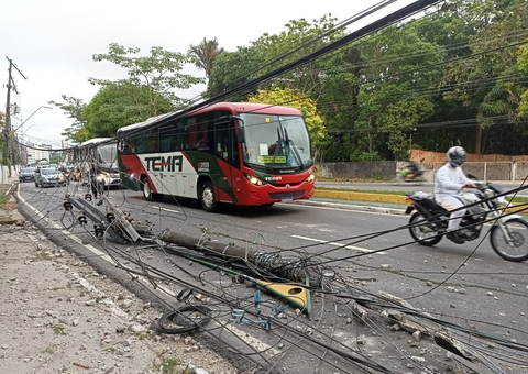 Trânsito na av. Efigênio Sales é bloqueado após acidente com queda de poste