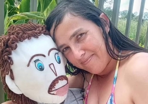 Mulher que ‘casou’ e ‘teve filho’ com boneco de pano diz que foi traída por ele