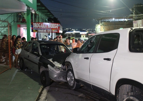Casal em carro morre após ser baleado e colidir contra veículo em Manaus