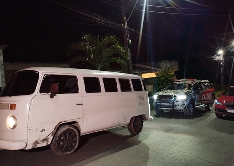Suspeitos em Kombi usada para matar casal trocam tiros com a Rocam e fogem em Manaus 
