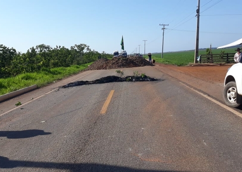 Bolsonaristas usam carradas de terra para bloquear BR-319 no Amazonas