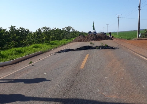 Bolsonaristas liberam BR-319 após estrada ser bloqueada com terra no Amazonas