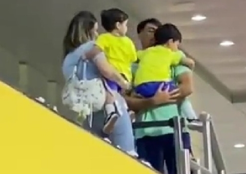 Vídeo: Filho de Paquetá chora durante treino da Seleção e ganha abraço do pai