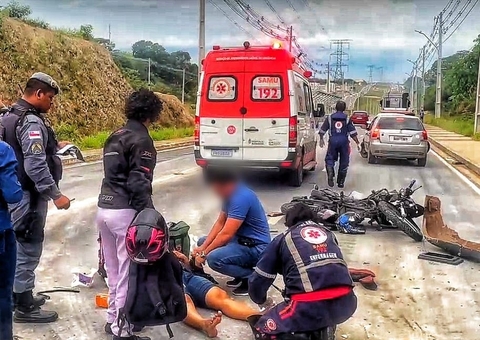 Casal em moto bate violentamente contra carreta durante grave acidente em Manaus