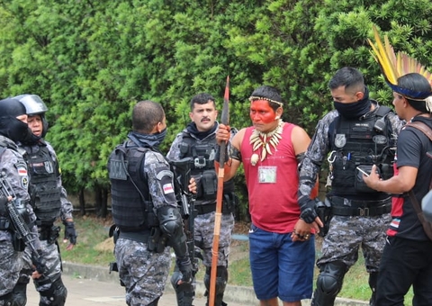 Tensão: Indígenas invadem sede da Funai e polícia isola área em Manaus