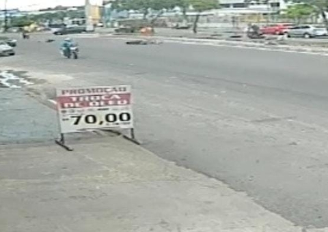 Pedestre é atropelado por motoboy ao atravessar rua em Manaus; vídeo