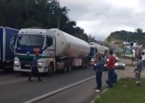 BR-174 volta a ser interditada por manifestantes em Manaus; vídeos