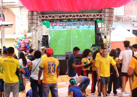 Torcedores lotam  'Rua da Copa' em Manaus para acompanhar estreia do Brasil na Copa do Catar