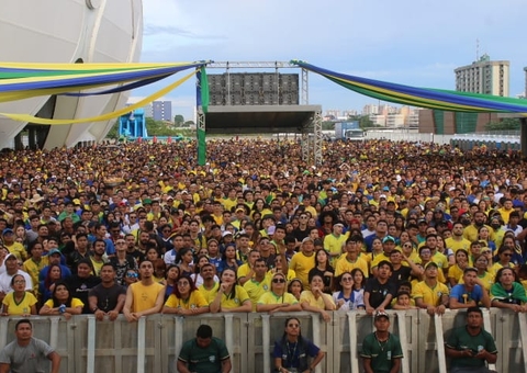 Vídeos: Mais de 10 mil torcedores lotaram transmissão de jogo do Brasil na 'Copa Arena'