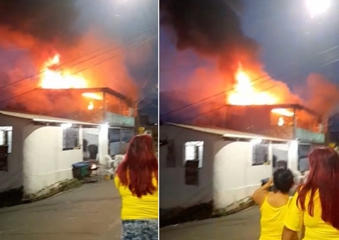 Incêndio atinge casa e moradores que assistiam jogo ficam desesperados em Manaus; vídeo