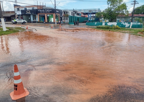 Tubulação se rompe e mar de lama invade casas e comércios em Manaus
