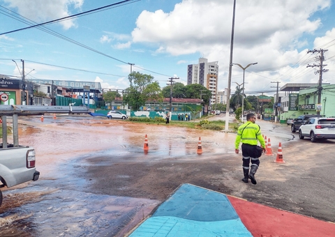 Reparo emergencial é finalizado após tubulação romper em avenida de Manaus 