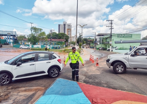 Trânsito sofre mudanças em área onde tubulação rompeu em Manaus