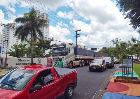 Congestionamentos quilométricos se formam em avenidas após tubulação romper em Manaus 