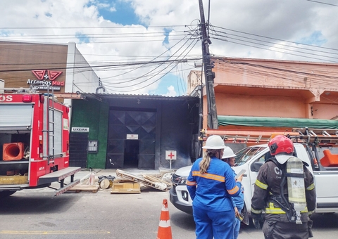 Contador de padaria pega fogo e assusta clientes e funcionários em Manaus 