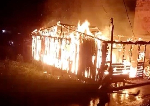 Cachorros morrem queimados durante incêndio em casas no Amazonas; vídeos
