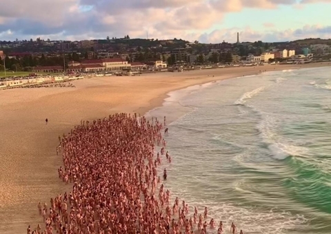 Vídeo mostra milhares de pessoas peladas em praia; saiba o motivo