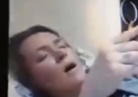 Juíza aparece seminua fumando cigarro durante audiência virtual; vídeo