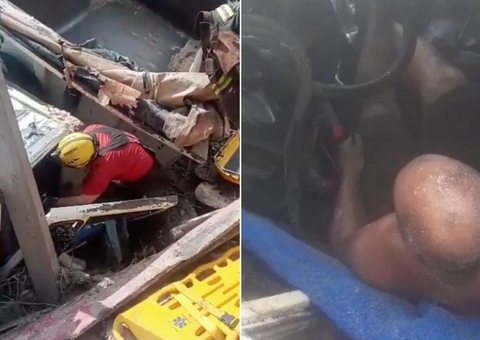 Em alta velocidade, caçamba despenca em ribanceira em grave acidente em Manaus; vídeo