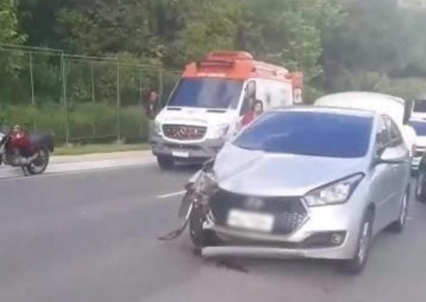 Acidente entre carro e moto deixa duas vítimas em Manaus; vídeo