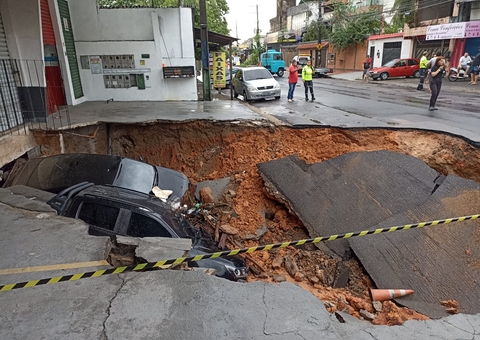 Cratera se abre em rua e "engole" carros de moradores em Manaus