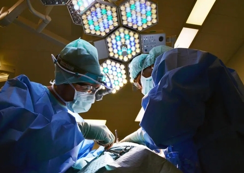 Médica esquece gaze e toalha dentro de paciente após cirurgia