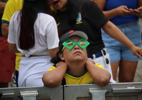 Manauaras ficam decepcionados após derrota do Brasil para Camarões; veja fotos