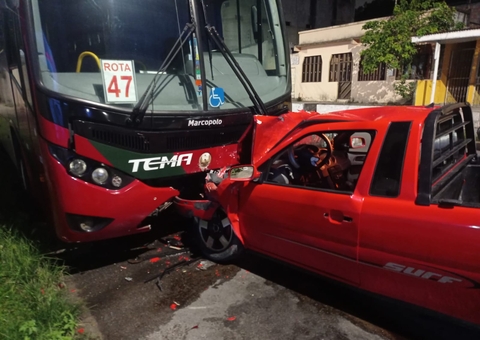 Carro é achatado em colisão frontal com rota em rua de Manaus