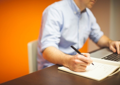 Demitido por 'não socializar' no trabalho, homem processa empresa e ganha ação