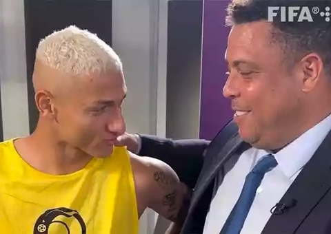 Vídeo: Richarlison chora em encontro com Ronaldo e ensina 'dança do pombo' ao fenômeno 