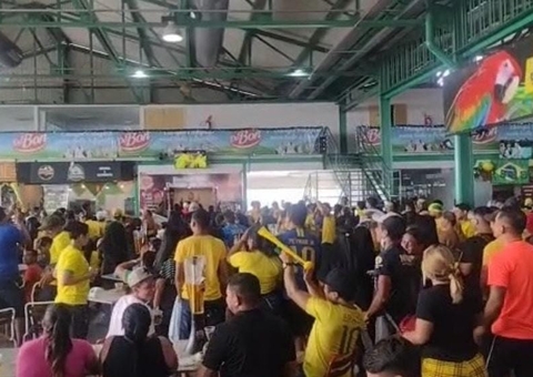 Torcedores vibram com chuva de gols do Brasil durante transmissão no Centro de Manaus
