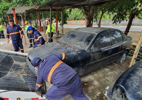 Veículos abandonados são retirados das ruas durante a 'Operação Sucata' em Manaus