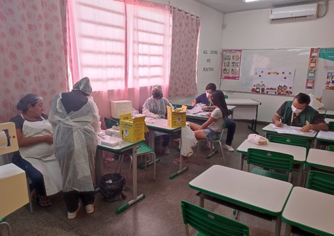 Funcionários, alunos e pais fazem teste de covid em escolas de Manaus