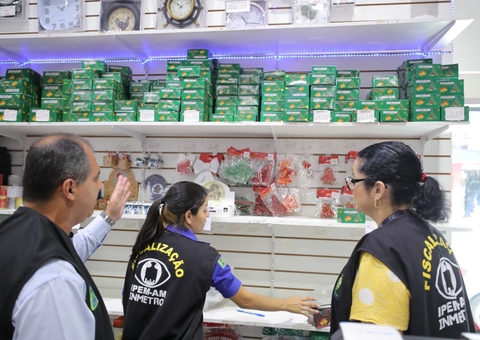 Produtos natalinos irregulares são retirados de circulação em Manaus