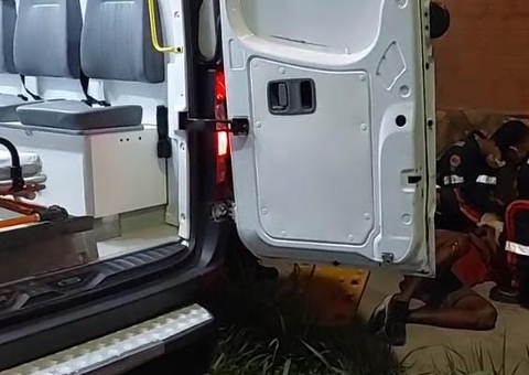 Suspeito de assalto tem cabeça quebrada após passageira ser esfaqueada em Manaus