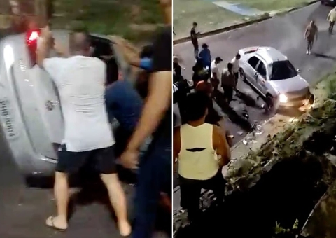 Carro capota no ‘campo do buracão’ em acidente no Parque 10; vídeos