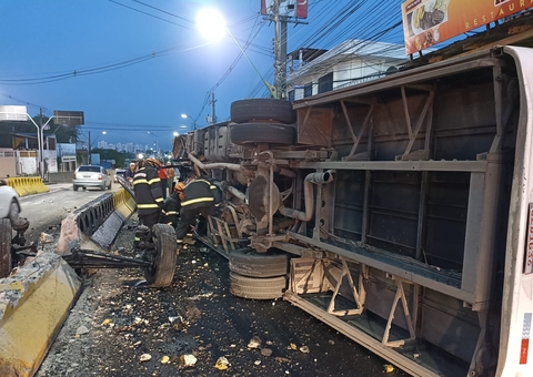 Roda de rota do Distrito 'voa' durante capotamento violento em avenida de Manaus