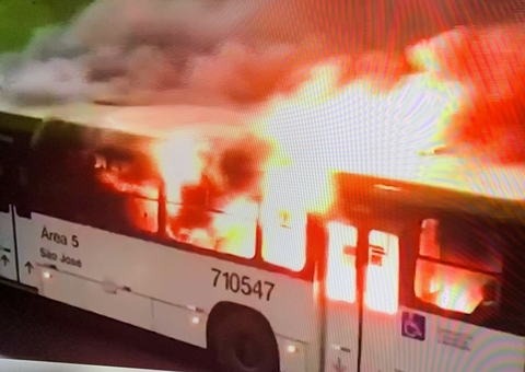 Policiais lançam bombas de efeito moral após bolsonaristas tentarem invadir PF